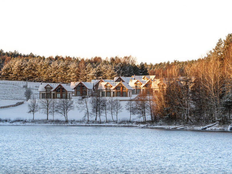 Osada Wiśniewo - domy nad jeziorem na Kaszubach
